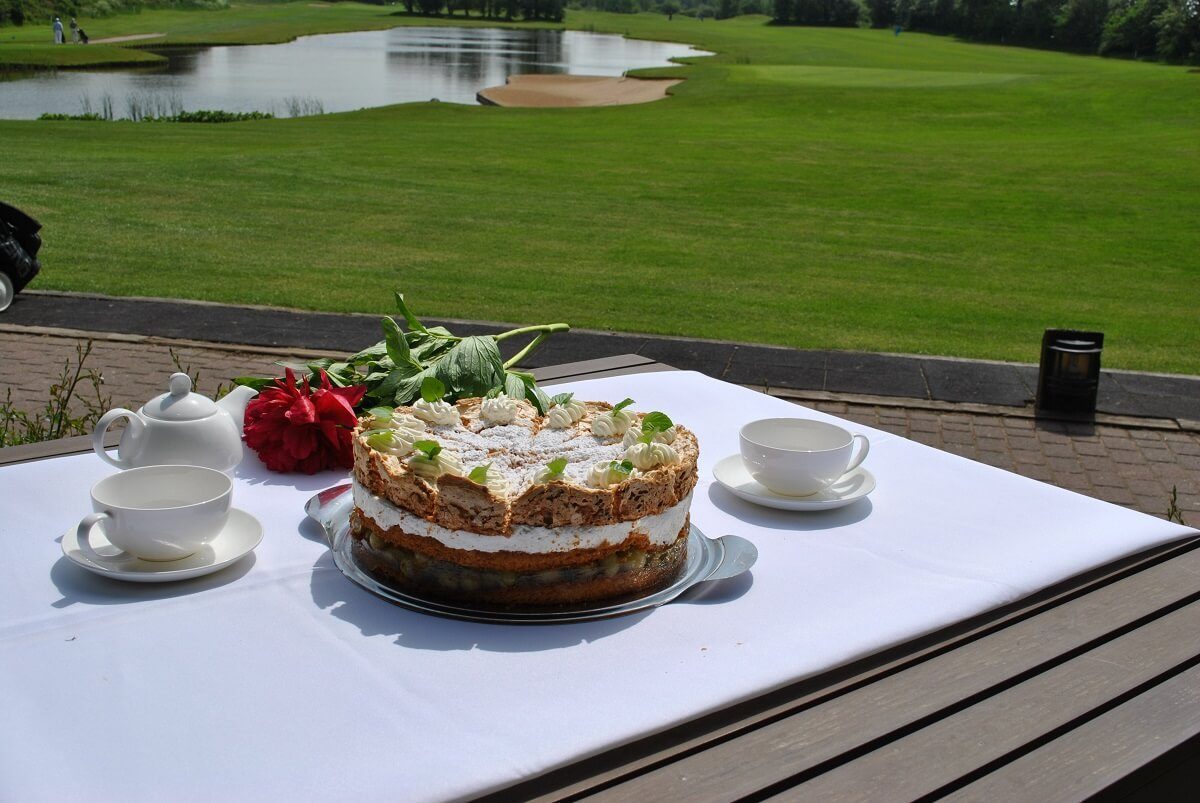 Enjoy Heidi’s cakes on the terrace in the afternoon